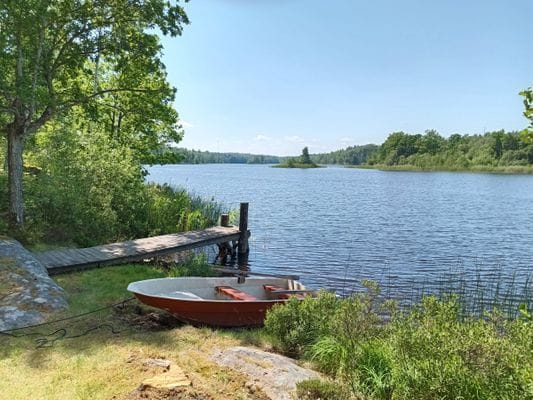 Enskilt belägen sommarstuga med egen strand - Bild 10
