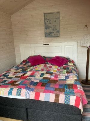 Dubbelrum i friggebod. Nära till ingång till boningshus med badrum med dusch.