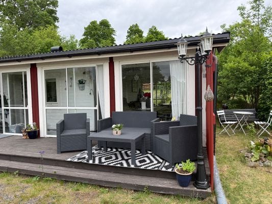 Modern stuga nära sjö i södra Småland