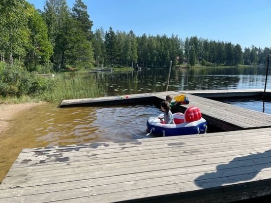 Badstranden i närheten av oss har badbryggor som ligger praktiskt "inhägnat" för mindre barn. Badstranden når du via vägen.