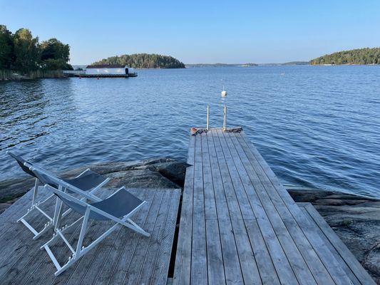 Egen privat brygga med klippor och en liten strand. Segelbåtsdjup och egen boj.