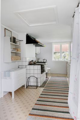 Avskild stuga vid sjön – off-grid med egen strand - Bild 9