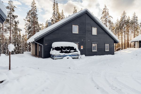 Framsida (huset till vänster)