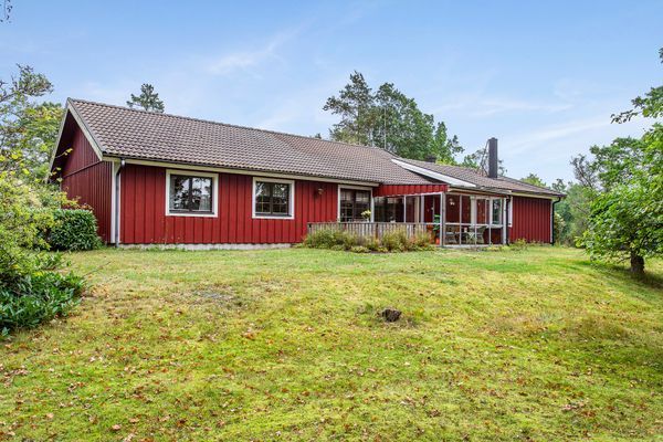 Stort fritidshus vid havet med bastu, båt internet
