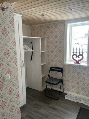 Hall med golvvärme och städskåp