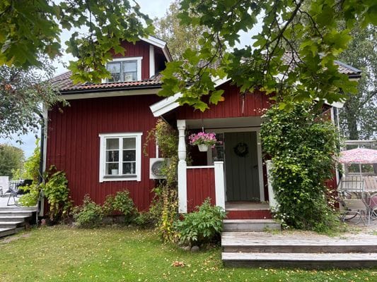 Mysigt litet hus nära naturen