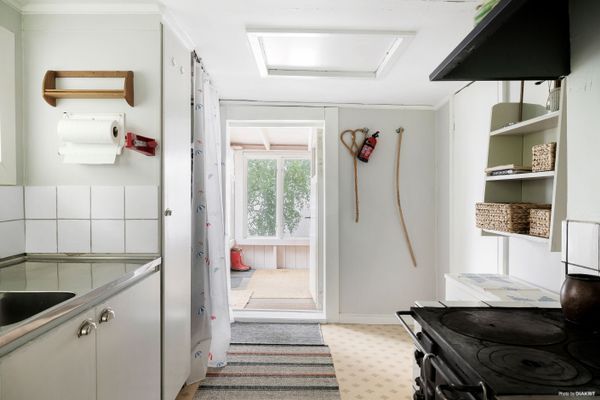 Avskild stuga vid sjön – off-grid med egen strand - Bild 10