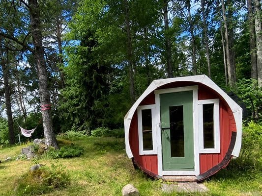 Ombyggt kapell – skogstomt med egen bastu - Bild 2