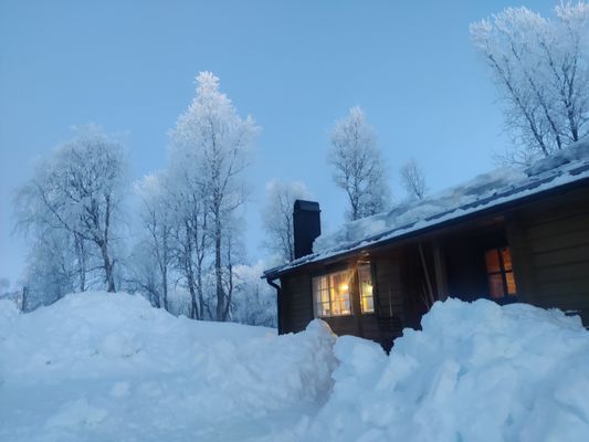 Mysig fjällstuga i vacker fjällmiljö