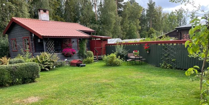 Timrad stuga på hyresvärdens tomt