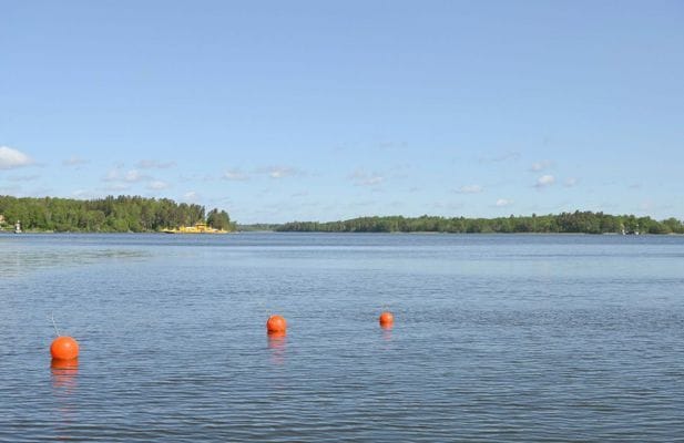Sommaridyll på Adelsö: modern stuga nära Mälaren