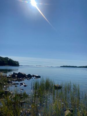 Skärgård och hav finns runt Rådmansö och Gräddö, bil rekommenderas