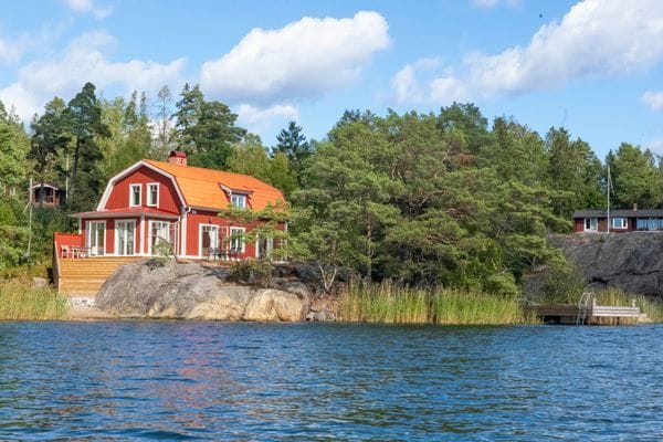 Nybyggt skärgårdshus, privat brygga och sandstrand