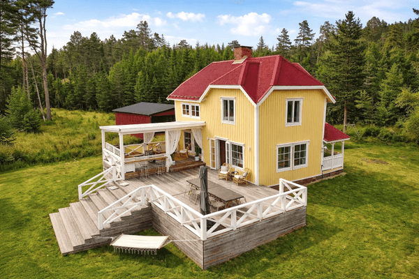 Rymligt hus på Ulvön med stor tomt och altan