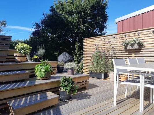 Uteplats nummer 2 med matbord för 6 personer