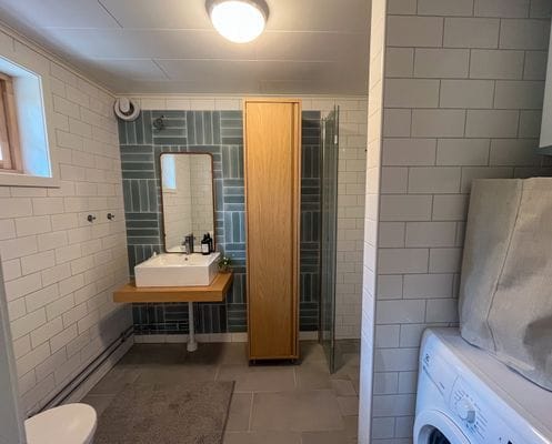 Röd stuga nära hav och skog - Bild 13