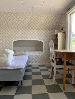 Sovrum 2 på ovanvåningen, gamla barnkammaren med två inbyggda sovkojer samt säng (120 cm bred).