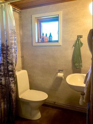 En pärla mitt ute i skogen intill en sjö. - Bild 16