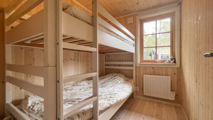 Röd stuga nära hav och skog - Bild 5