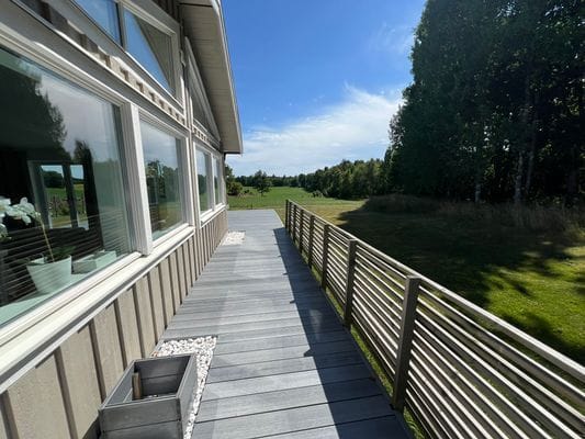 Vy mot baksidan på terrassen
