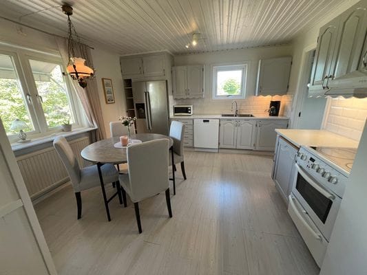 Kök utrustat med, spis, ugn, mikro, diskmaskin, kaffebryggare, kylskåp och frysskåp med iskubs automat