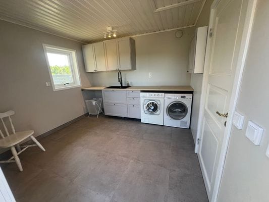 Andra ingången med tvättstuga, tvättmaskin och torktumlare