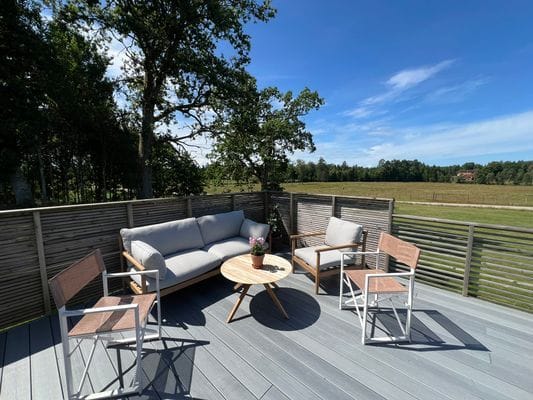 Loungegrupp på uteplatsen
