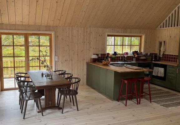 Röd stuga nära hav och skog - Bild 6