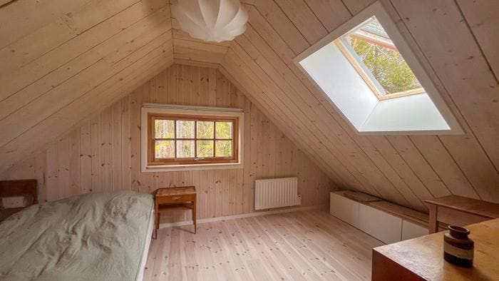 Röd stuga nära hav och skog - Bild 7