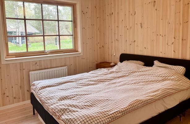 Röd stuga nära hav och skog - Bild 4