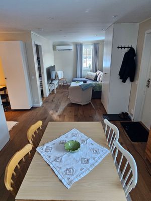 Modern stuga i lantlig miljö med härlig kvällssol - Bild 11