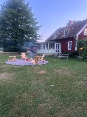 Mysig stuga på gård med bastu & eldplats