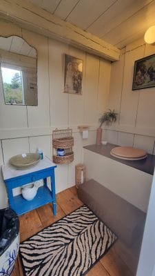 Rum med 2 bäddar mitt i skogen. - Bild 4