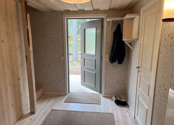 Röd stuga nära hav och skog - Bild 11