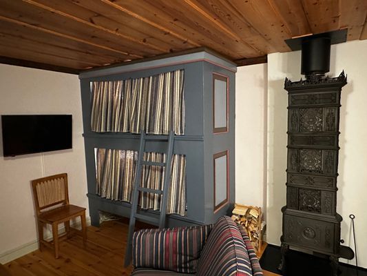 Våningssäng och kamin in vardagsrummet