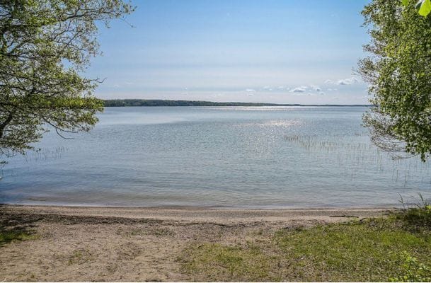 Sommaridyll på Adelsö: modern stuga nära Mälaren - Bild 9