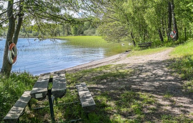 Sommaridyll på Adelsö: modern stuga nära Mälaren - Bild 12