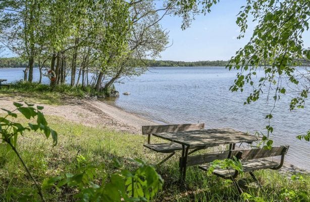 Sommaridyll på Adelsö: modern stuga nära Mälaren - Bild 14