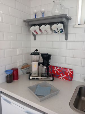 Kaffe och te finns i stugan. Jag brukar även ställa ut en burk hemlagad sylt som du kan ha till morgonbrödet.