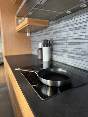 Högkvalitetsutrustning i köket för förberedelse av härliga måltider hemma