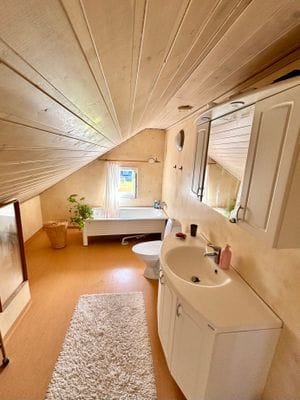 Mysigt hus i kyrkby nära Vänern - Bild 34