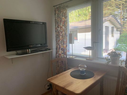 Ni ser stugan utanför fönstret