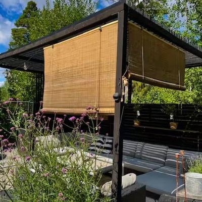 Poolpergola med soligt läge och loungesoffor för mys och häng.
