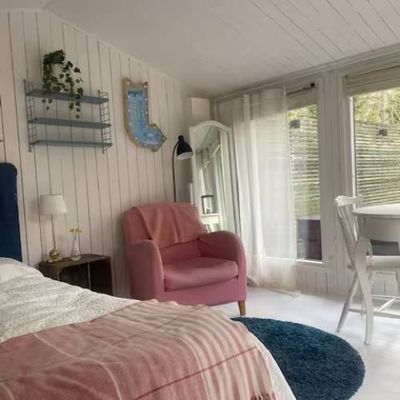 Sovrum 4 i stuga intill stora huset, säng 140 cm bred.