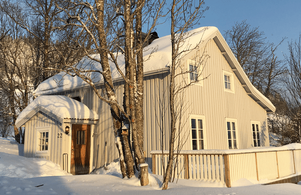 Hemtrevlig stuga i gårdsmiljö