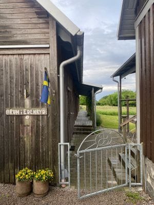 Del i charmigt gårdshus intill Östersjön