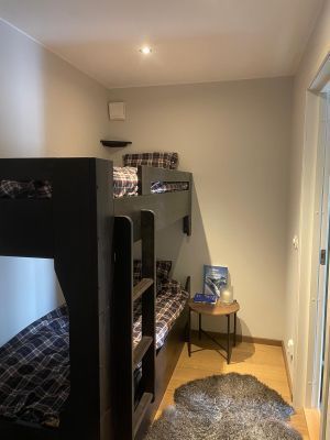 Sovrum nr 3, våningssängar med förvaring 170 cm stor sänglåda