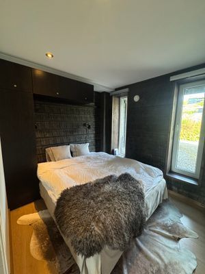 Sovrum nr 1, dubbelsäng 160 cm med platsbyggd förvaring