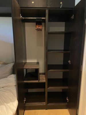 Rymlig platsbyggd förvaring för gäster