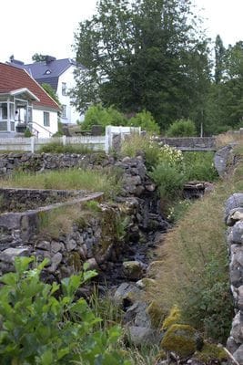 Bäcken utanför med vattenfall